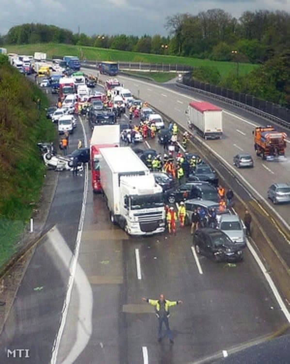 Óriási baleset az autópályán! Közel 3-4 km-es a torlódás.....,30perc az átjutási idő. Cikk a hozzászólásoknál >>>